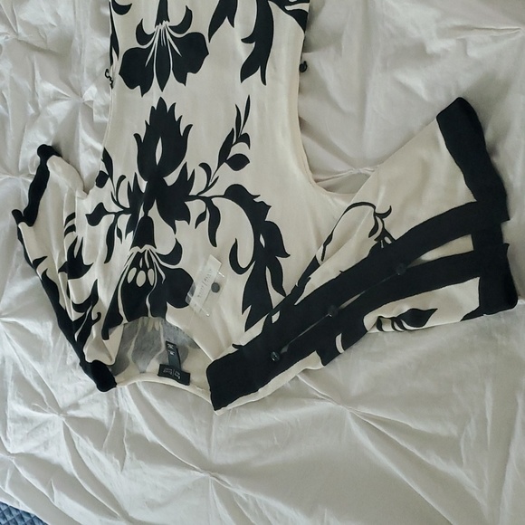 Beautiful black and white top - Picture 2 of 5